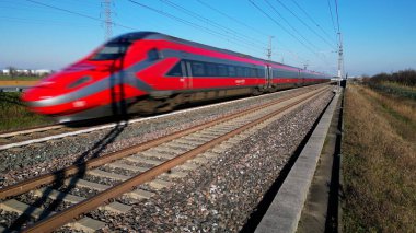 Avrupa, İtalya, Milano - Frecciarossa Hight hızı Milan 'dan Roma' ya giden 300km 'lik tren yolu - İtalya' da turist ve yolcular için daha hızlı bir yol - turizm beldesi -