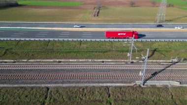 Avrupa, İtalya, Milano - Frecciarossa Hight hızı Milan 'dan Roma' ya giden 300km 'lik tren yolu - İtalya' da turist ve yolcular için daha hızlı bir yol - turizm beldesi -