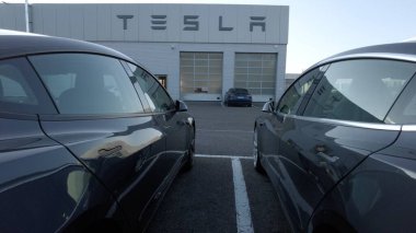 Avrupa, İtalya, Milan. Tesla araba galerisi müşterilere yeni Model X sunar 