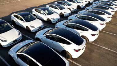 Avrupa, İtalya, Milan. Tesla araba galerisi müşterilere yeni Model X sunar 