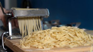 Evde yemek pişir ve un, yumurta, tuz ve yağdan geleneksel İtalyan el yapımı makarna yap. Makarna makinesiyle tagliatelle ve fettuccine yap. Aşka ve eski tariflere olan düşkünlüğünden. 