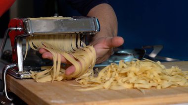 Evde yemek pişir ve un, yumurta, tuz ve yağdan geleneksel İtalyan el yapımı makarna yap. Makarna makinesiyle tagliatelle ve fettuccine yap. Aşka ve eski tariflere olan düşkünlüğünden. 
