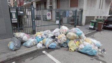 İtalya, Milano, 2025. Sokak kaldırımında çöp torbaları. Sokaklar sokak temizleyicileri tarafından toplanmamış ev atıklarıyla dolu.