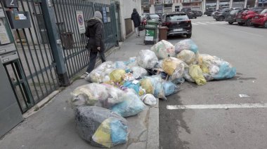 İtalya, Milano, 2025. Sokak kaldırımında çöp torbaları. Sokaklar sokak temizleyicileri tarafından toplanmamış ev atıklarıyla dolu.
