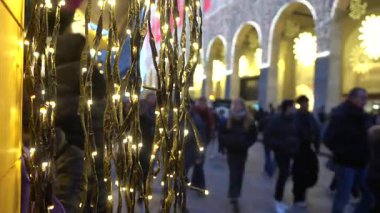 Avrupa, İtalya, Milan 03,12,2025 Noel partisi Milano 'da Duomo ve Galleria Vittorio Emanuele' de Noel pazarı tatiller için dekore edildi.