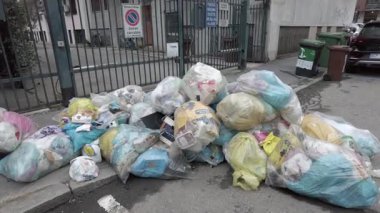 İtalya, Milano, 2025. Sokak kaldırımında çöp torbaları. Sokaklar sokak temizleyicileri tarafından toplanmamış ev atıklarıyla dolu.