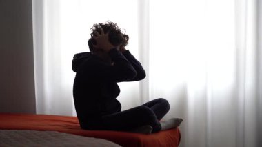 yalnız bırakılan çocuk odada ağlıyor. 