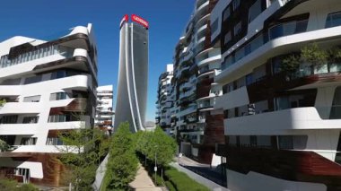  Milano şehir merkezindeki modern şehir merkezinin insansız hava aracı görüntüsü  