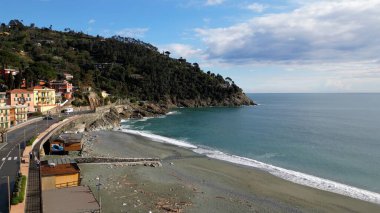 Avrupa, İtalya ve Ligurya Moğolistan 'ın Cinque Terre yakınlarındaki küçük deniz köyünün insansız hava aracı görüntüsü - Tigullio Körfezi Akdeniz manzarası 