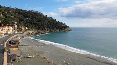 Avrupa, İtalya ve Ligurya Moğolistan 'ın Cinque Terre yakınlarındaki küçük deniz köyünün insansız hava aracı görüntüsü - Tigullio Körfezi Akdeniz manzarası 