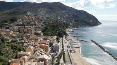Avrupa, İtalya ve Ligurya Moğolistan 'ın Cinque Terre yakınlarındaki küçük deniz köyünün insansız hava aracı görüntüsü - Tigullio Körfezi Akdeniz manzarası 