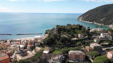 Avrupa, İtalya ve Ligurya Moğolistan 'ın Cinque Terre yakınlarındaki küçük deniz köyünün insansız hava aracı görüntüsü - Tigullio Körfezi Akdeniz manzarası 