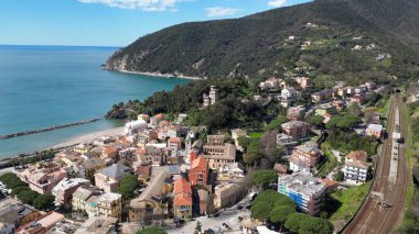 Avrupa, İtalya ve Ligurya Moğolistan 'ın Cinque Terre yakınlarındaki küçük deniz köyünün insansız hava aracı görüntüsü - Tigullio Körfezi Akdeniz manzarası 