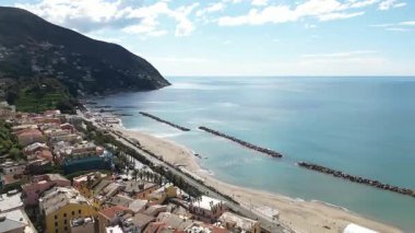 Avrupa, İtalya ve Ligurya Moğolistan 'ın Cinque Terre yakınlarındaki küçük deniz köyünün insansız hava aracı görüntüsü - Tigullio Körfezi Akdeniz manzarası 