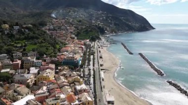 Avrupa, İtalya ve Ligurya Moğolistan 'ın Cinque Terre yakınlarındaki küçük deniz köyünün insansız hava aracı görüntüsü - Tigullio Körfezi Akdeniz manzarası 