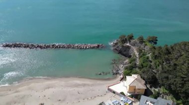 Avrupa, İtalya ve Ligurya Moğolistan 'ın Cinque Terre yakınlarındaki küçük deniz köyünün insansız hava aracı görüntüsü - Tigullio Körfezi Akdeniz manzarası 