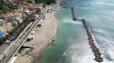Avrupa, İtalya ve Ligurya Moğolistan 'ın Cinque Terre yakınlarındaki küçük deniz köyünün insansız hava aracı görüntüsü - Tigullio Körfezi Akdeniz manzarası 