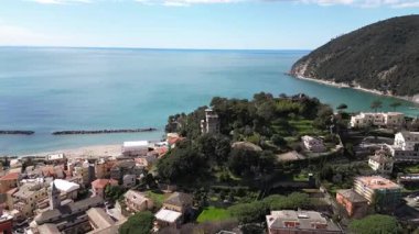 Avrupa, İtalya ve Ligurya Moğolistan 'ın Cinque Terre yakınlarındaki küçük deniz köyünün insansız hava aracı görüntüsü - Tigullio Körfezi Akdeniz manzarası 