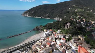 Avrupa, İtalya ve Ligurya Moğolistan 'ın Cinque Terre yakınlarındaki küçük deniz köyünün insansız hava aracı görüntüsü - Tigullio Körfezi Akdeniz manzarası 