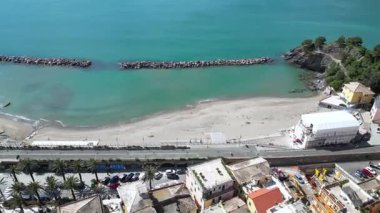 Avrupa, İtalya ve Ligurya Moğolistan 'ın Cinque Terre yakınlarındaki küçük deniz köyünün insansız hava aracı görüntüsü - Tigullio Körfezi Akdeniz manzarası 