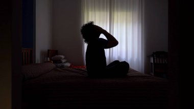 Yatak odasında depresyonda olan umutsuz bir adam ekonomik krizden sonra umutsuzluğa kapılır ve panik atak, endişe, yalnızlık ve çaresizlik için ağlar.