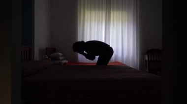 Yatak odasında depresyonda olan umutsuz bir adam ekonomik krizden sonra umutsuzluğa kapılır ve panik atak, endişe, yalnızlık ve çaresizlik için ağlar.