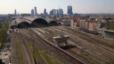 İtalya 'nın Milano kentinin ana tren istasyonundaki demiryolları.