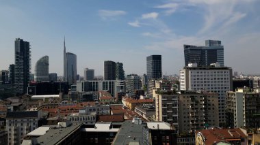  Milano şehir merkezindeki modern şehir merkezinin insansız hava aracı görüntüsü  