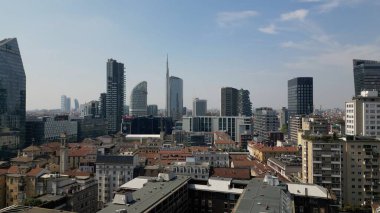  Milano şehir merkezindeki modern şehir merkezinin insansız hava aracı görüntüsü  