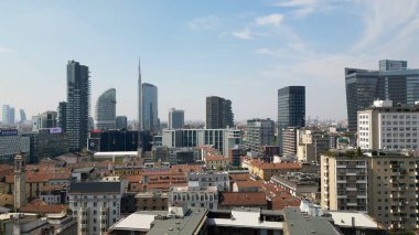  Milano şehir merkezindeki modern şehir merkezinin insansız hava aracı görüntüsü  