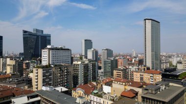  Milano şehir merkezindeki modern şehir merkezinin insansız hava aracı görüntüsü  