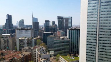  Milano şehir merkezindeki modern şehir merkezinin insansız hava aracı görüntüsü  