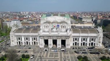 Milano Centrale İtalya 'nın Milano şehrinin ana tren istasyonudur.
