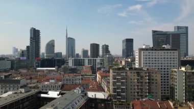  Milano şehir merkezindeki modern şehir merkezinin insansız hava aracı görüntüsü  