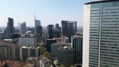  Milano şehir merkezindeki modern şehir merkezinin insansız hava aracı görüntüsü  