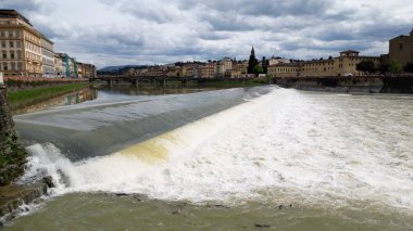 Avrupa, İtalya, Floransa - Arno nehri ile Floransa 'nın İHA görüntüsü, tarihi Floransa evleri, Ortaçağ ve Rönesans binaları ile Lungarno