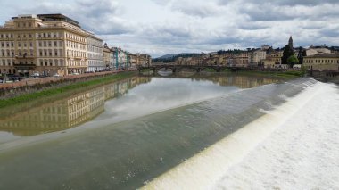 Avrupa, İtalya, Floransa - Arno nehri ile Floransa 'nın İHA görüntüsü, tarihi Floransa evleri, Ortaçağ ve Rönesans binaları ile Lungarno