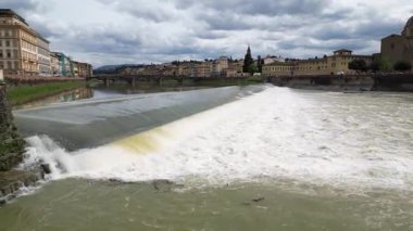 Avrupa, İtalya, Floransa - Arno nehri ile Floransa 'nın İHA görüntüsü, tarihi Floransa evleri, Ortaçağ ve Rönesans binaları ile Lungarno