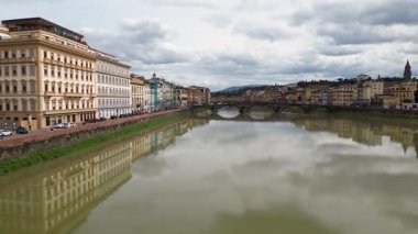 Avrupa, İtalya, Floransa - Arno nehri ile Floransa 'nın İHA görüntüsü, tarihi Floransa evleri, Ortaçağ ve Rönesans binaları ile Lungarno
