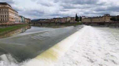 Avrupa, İtalya, Floransa - Arno nehri ile Floransa 'nın İHA görüntüsü, tarihi Floransa evleri, Ortaçağ ve Rönesans binaları ile Lungarno
