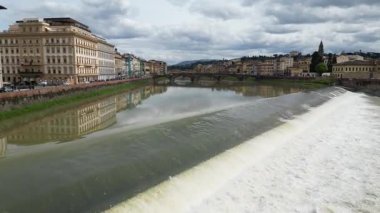 Avrupa, İtalya, Floransa - Arno nehri ile Floransa 'nın İHA görüntüsü, tarihi Floransa evleri, Ortaçağ ve Rönesans binaları ile Lungarno