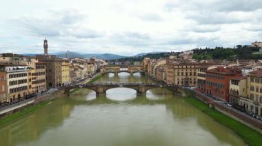 Avrupa, İtalya, Floransa - Arno nehri ile Floransa 'nın İHA görüntüsü, tarihi Floransa evleri, Ortaçağ ve Rönesans binaları ile Lungarno