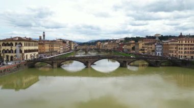 Avrupa, İtalya, Floransa - Arno nehri ile Floransa 'nın İHA görüntüsü, tarihi Floransa evleri, Ortaçağ ve Rönesans binaları ile Lungarno