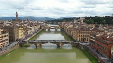 Avrupa, İtalya, Floransa - Arno nehri ile Floransa 'nın İHA görüntüsü, tarihi Floransa evleri, Ortaçağ ve Rönesans binaları ile Lungarno