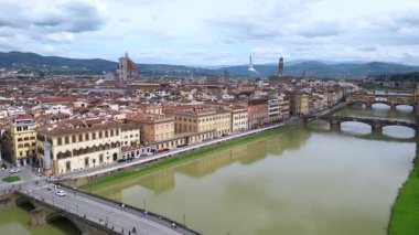 Avrupa, İtalya, Floransa - Arno nehri ile Floransa 'nın İHA görüntüsü, tarihi Floransa evleri, Ortaçağ ve Rönesans binaları ile Lungarno