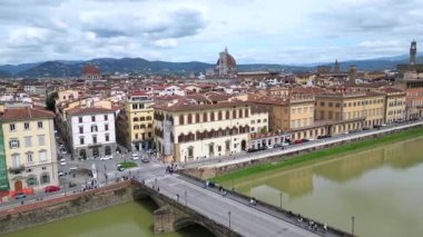 Avrupa, İtalya, Floransa - Arno nehri ile Floransa 'nın İHA görüntüsü, tarihi Floransa evleri, Ortaçağ ve Rönesans binaları ile Lungarno
