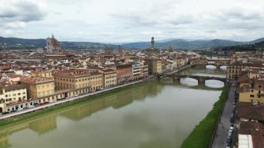 Avrupa, İtalya, Floransa - Arno nehri ile Floransa 'nın İHA görüntüsü, tarihi Floransa evleri, Ortaçağ ve Rönesans binaları ile Lungarno