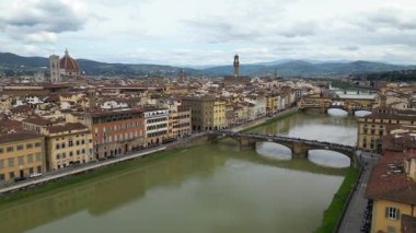 Avrupa, İtalya, Floransa - Arno nehri ile Floransa 'nın İHA görüntüsü, tarihi Floransa evleri, Ortaçağ ve Rönesans binaları ile Lungarno