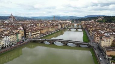 Avrupa, İtalya, Floransa - Arno nehri ile Floransa 'nın İHA görüntüsü, tarihi Floransa evleri, Ortaçağ ve Rönesans binaları ile Lungarno