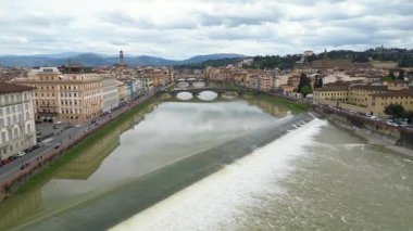 Avrupa, İtalya, Floransa - Arno nehri ile Floransa 'nın İHA görüntüsü, tarihi Floransa evleri, Ortaçağ ve Rönesans binaları ile Lungarno